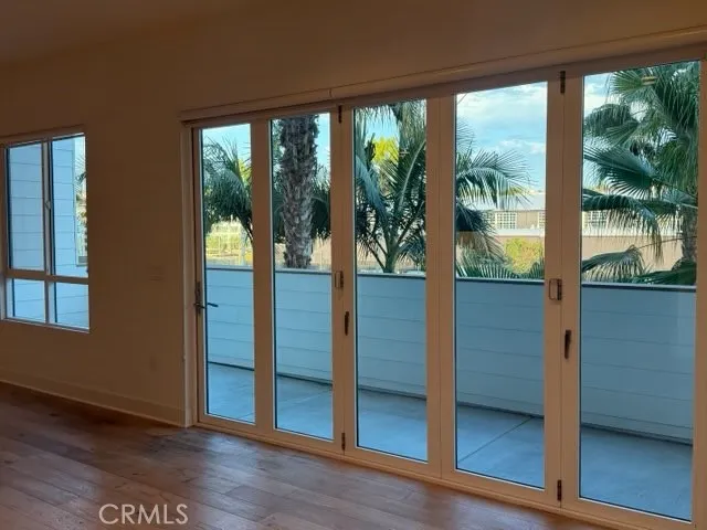 Center balcony with accordion door