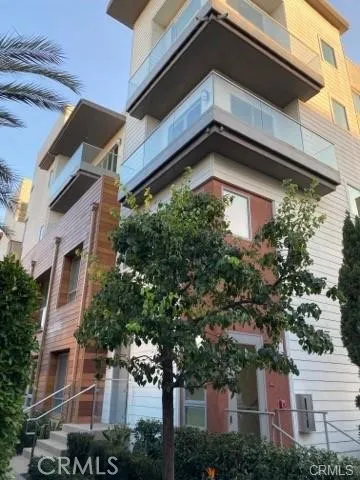 Third floor corner balcony