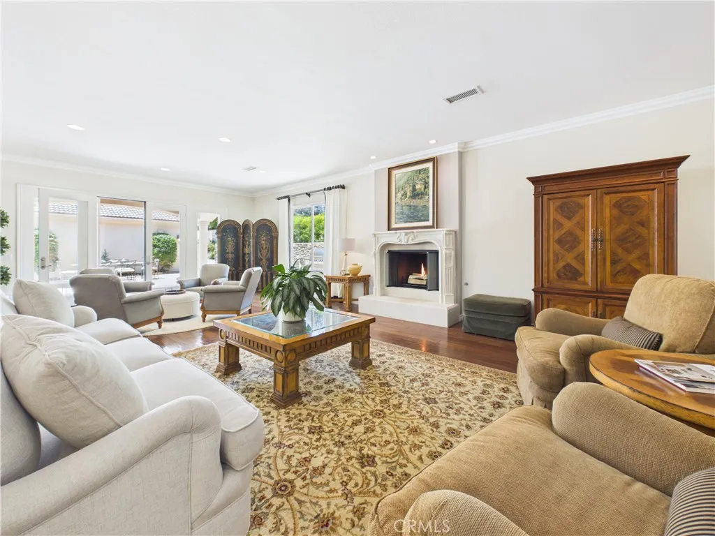 Oversized family room w wood burning fireplace