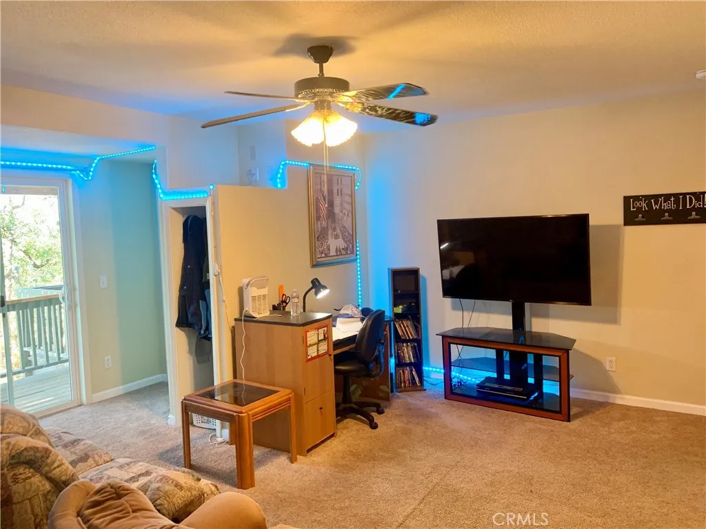 Large 3rd bedroom w/walk-in closet