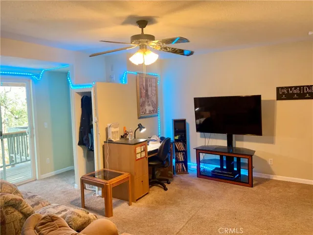 Large 3rd bedroom w/walk-in closet