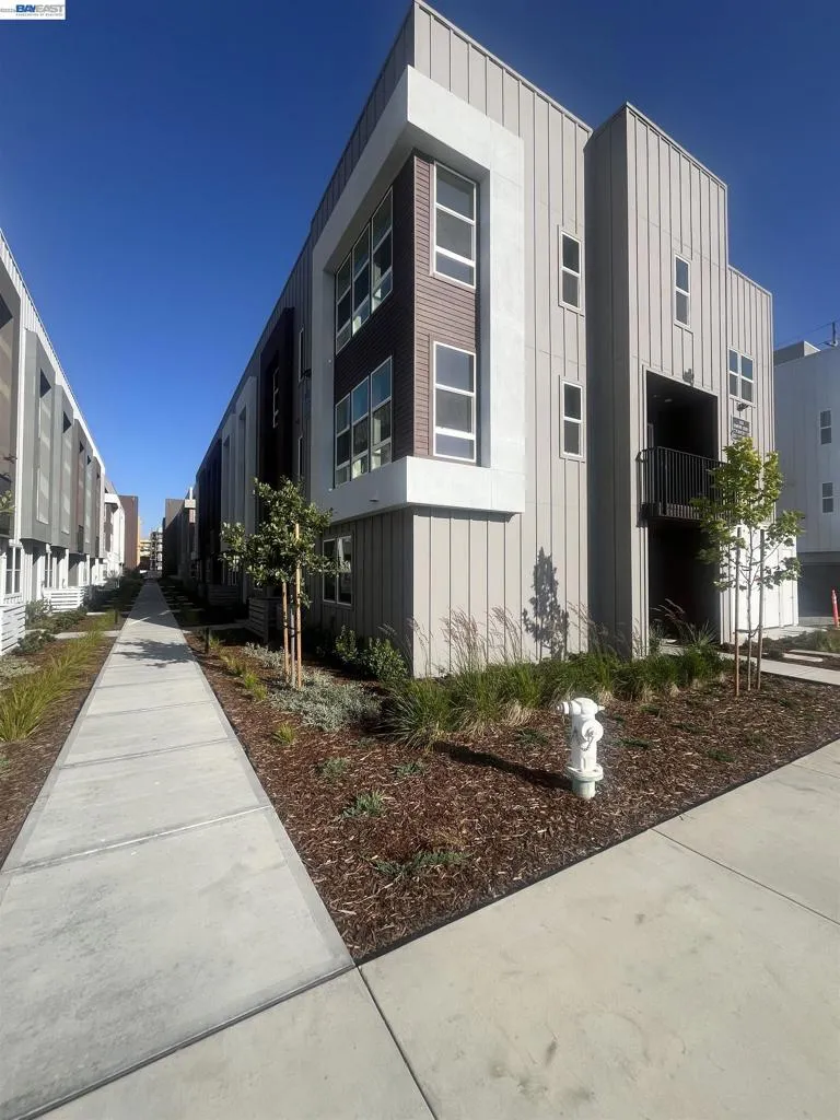 2015 Clement Ave