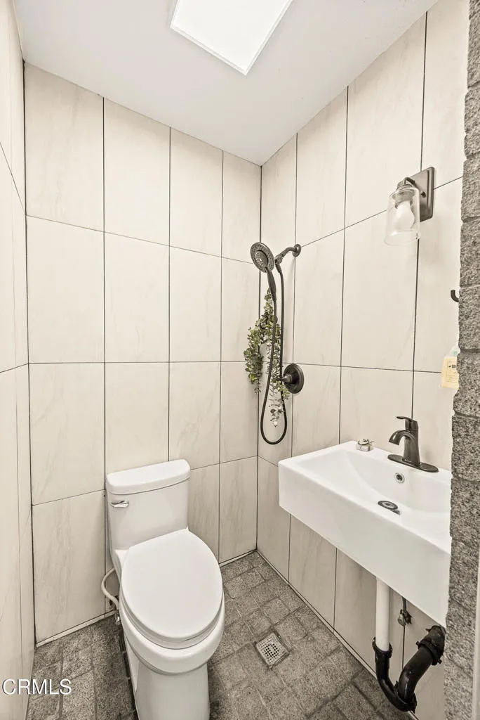 3/4 Bath Front Home