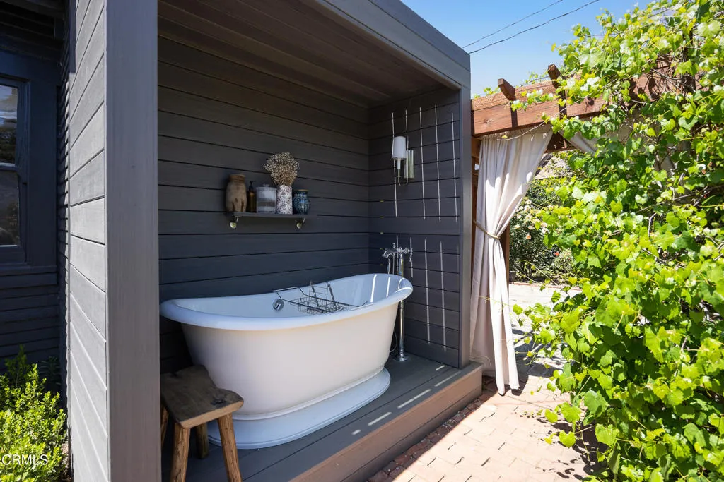 Back Home Outside TUB