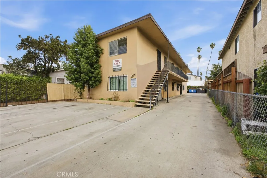 5914 S Hoover St Front