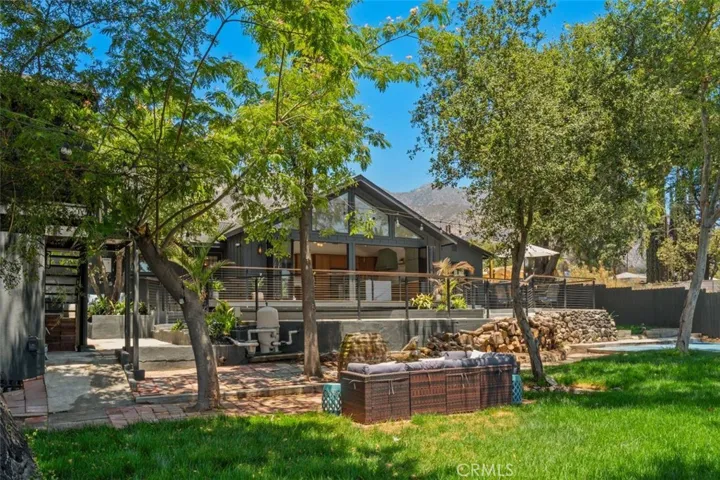 32 W Las Flores Drive, Altadena, California 91001