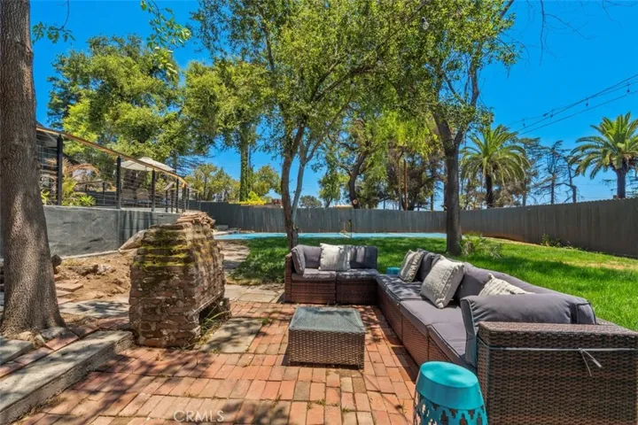 32 W Las Flores Drive, Altadena, California 91001
