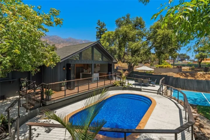 32 W Las Flores Drive, Altadena, California 91001