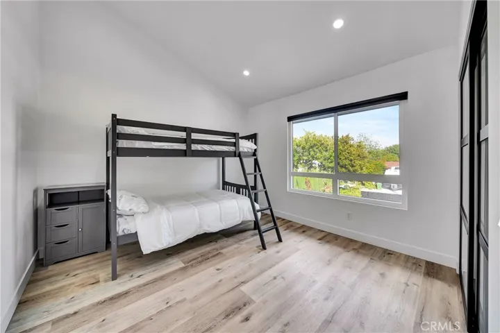 24445 Clipstone, Woodland Hills, California 91367