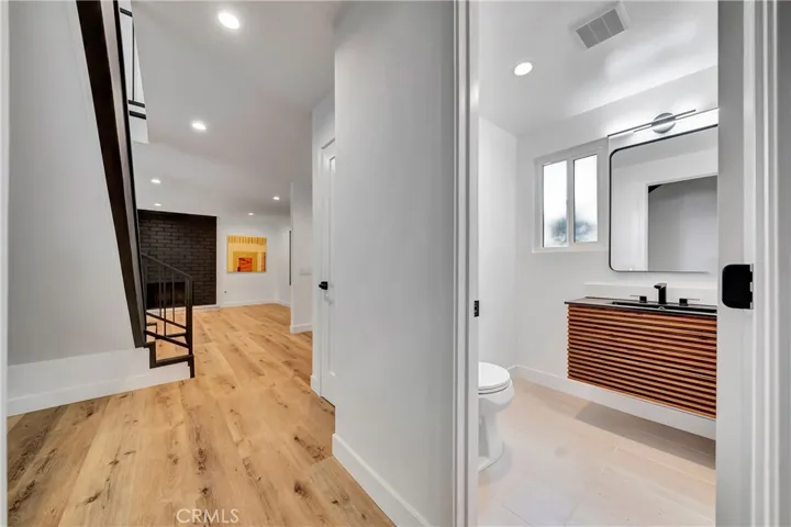 24445 Clipstone, Woodland Hills, California 91367