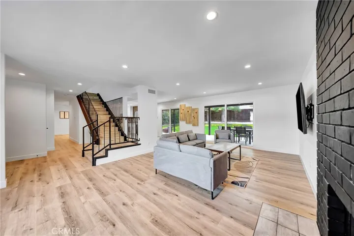 24445 Clipstone, Woodland Hills, California 91367
