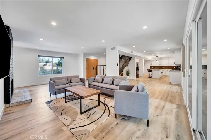 24445 Clipstone, Woodland Hills, California 91367