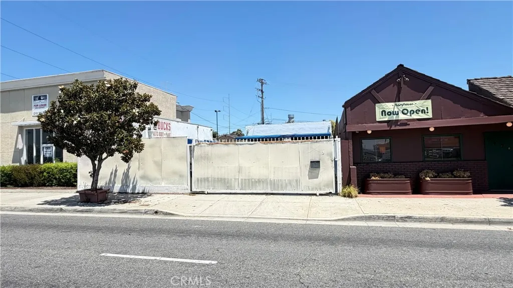5027 W Rosecrans