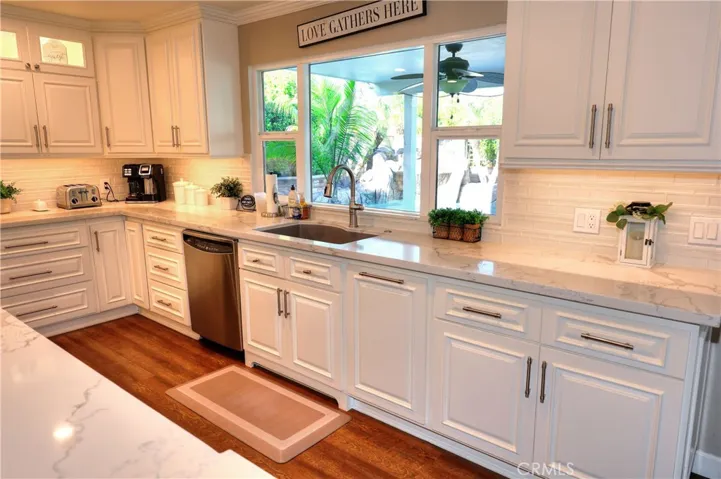 Beautiful kitchen with View of gorgeous backyard