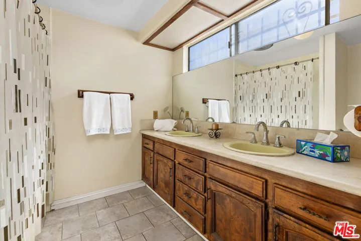11619 Daleside Avenue, Hawthorne, California 90250