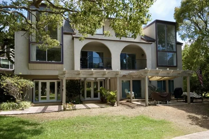 4020 Layang Layang Circle B, Carlsbad, California 92008