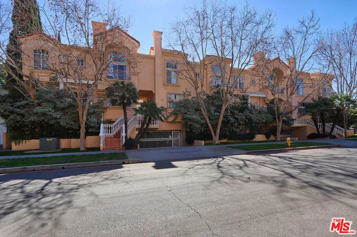 11112 La Maida Street 14, North Hollywood, California 91601
