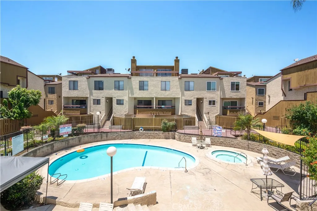 1022 S Marengo 5
