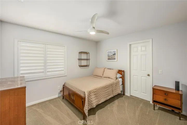 Comfortable secondary bedroom with a bright and inviting atmosphere