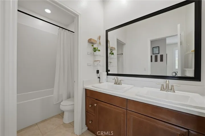 Upstairs full bathroom.