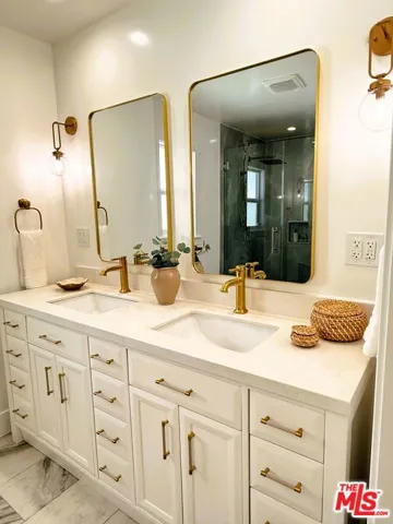 Main Suite Double-Vanity