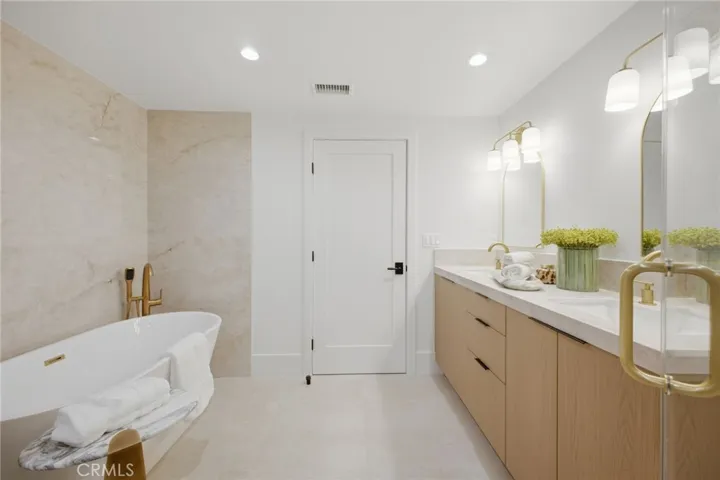 539 Vista Flora, Newport Beach, California 92660