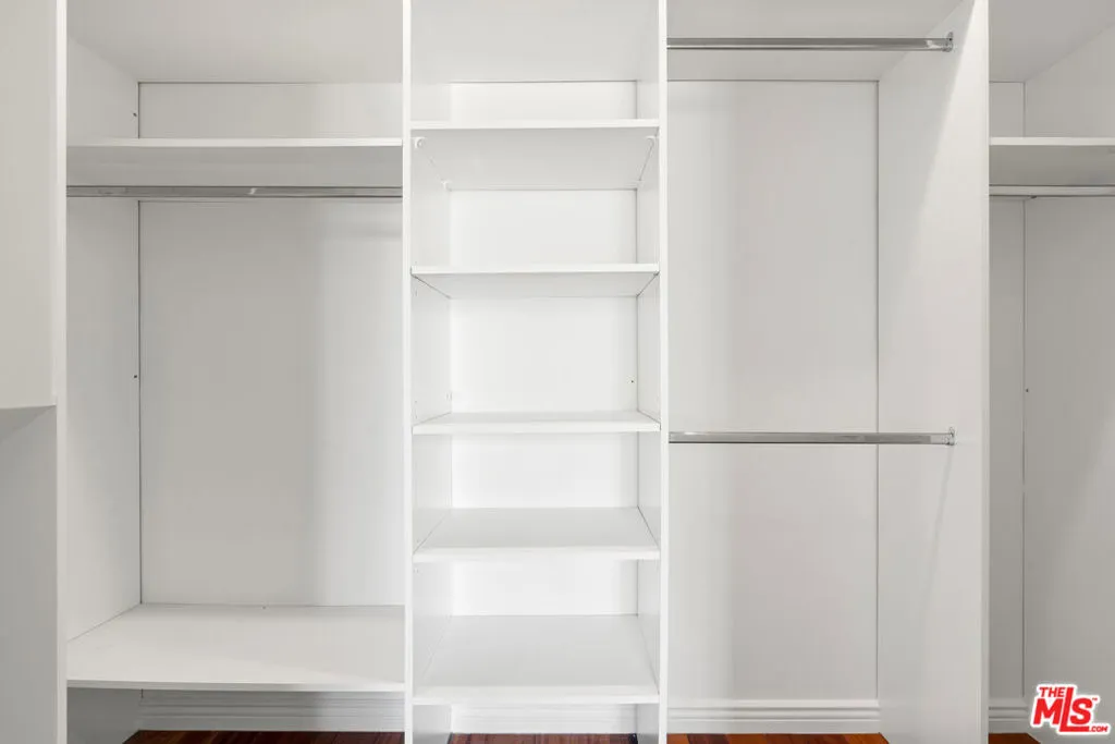Walk-In-Closet