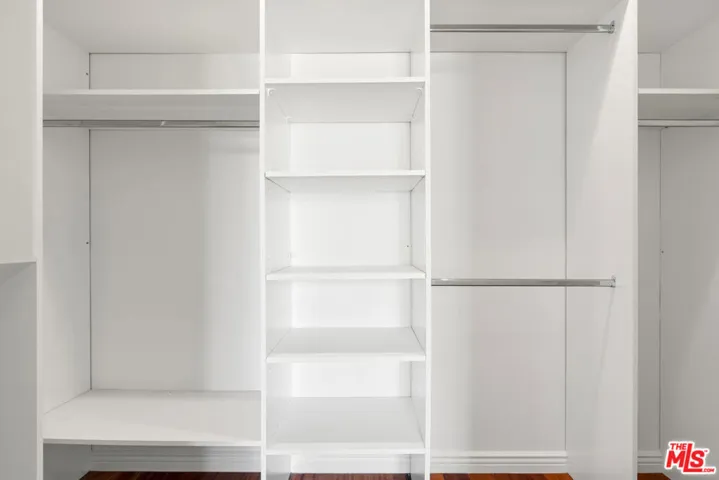 Walk-In-Closet