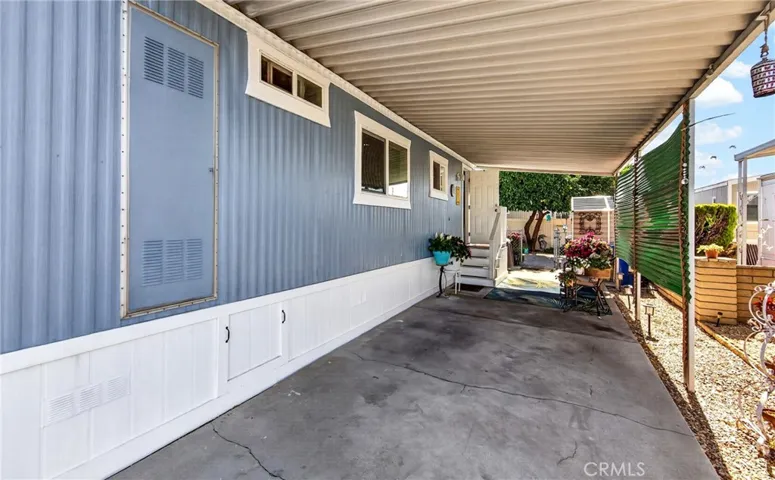 Carport, fresh exterior paint, new skirting, roof resealed.