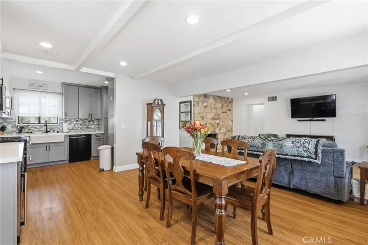 KITCHEN & DINING AREA