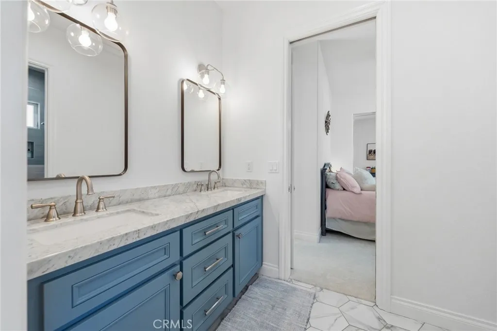 jack-n-jill bath into bedrooms 1 and 2