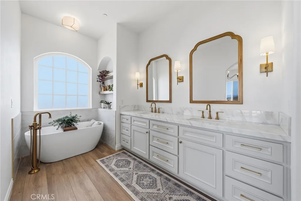 primary suite bath w/dual sinks and soaking tub
