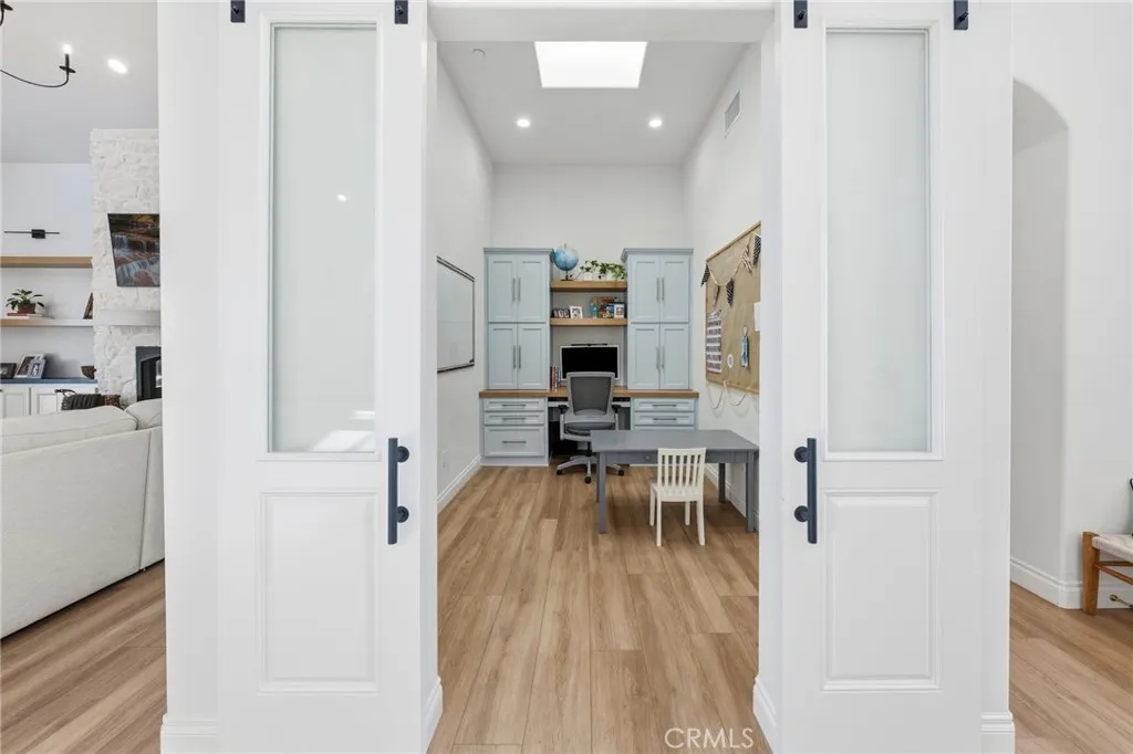 Entry to office w/built-ins
