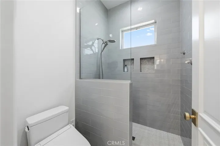 walk in shower in jack-n-jill bath