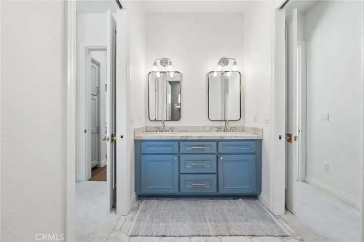 Jack-n-jill bath w/dual sinks