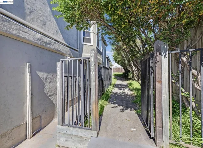 2424 E 24th Street, Oakland, California 94601