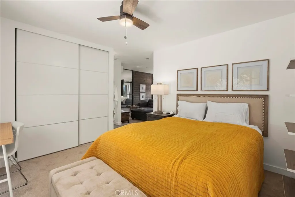 Bedroom (Queen size bed)