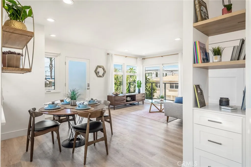 Upper unit - Open layout with great space and natural light in the upper unit