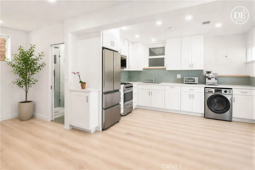 Lower unit - Great outdor spaces for both units