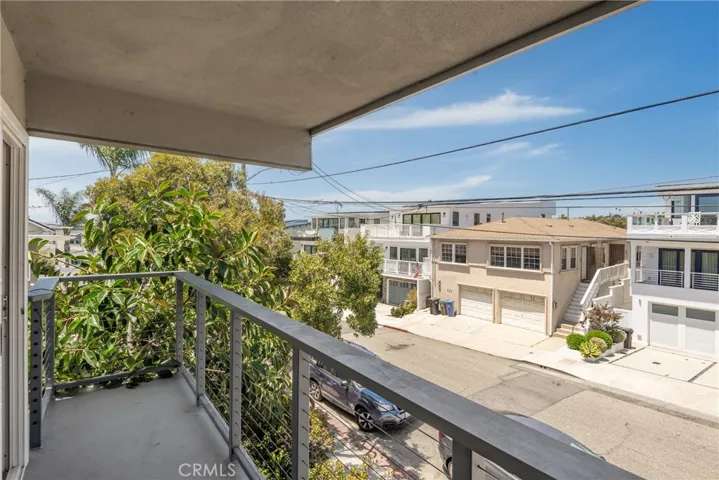 Upper unit - Enjoy the beach breezes from the upper balcony