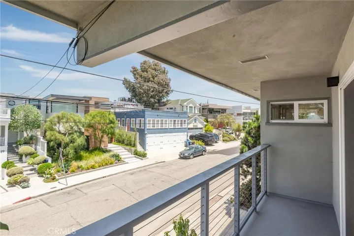 Upper unit - Enjoy the beach breezes from the upper balcony