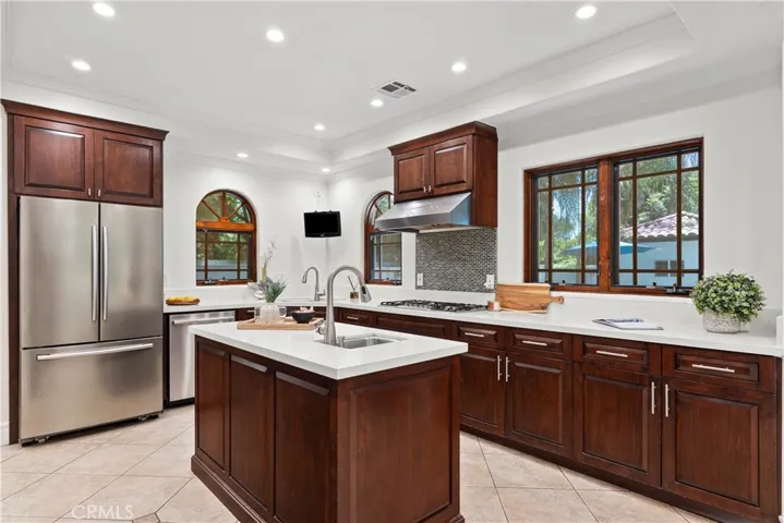 15014 Valleyheart, Sherman Oaks, California 91403