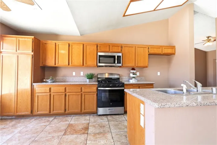 13368 Desert Primrose, Victorville, California 92392