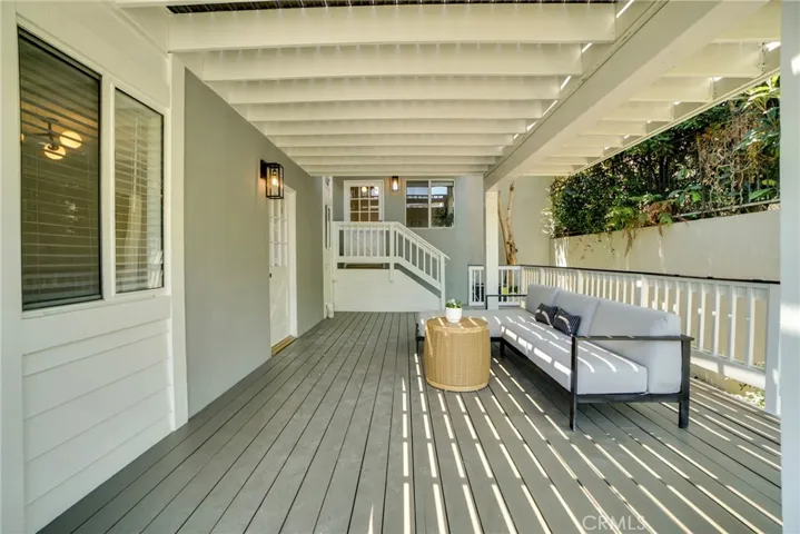 Huge Entertainment deck