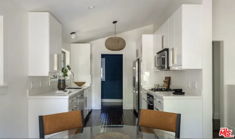 2425 Laurel Pass / Bypass, Los Angeles, California 90046