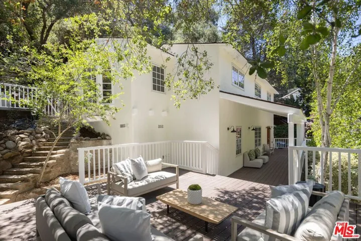 2425 Laurel Pass / Bypass, Los Angeles, California 90046