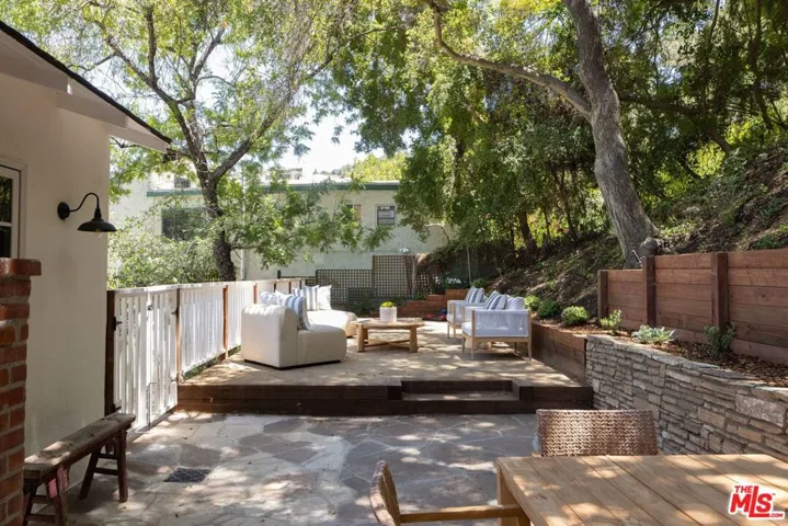2425 Laurel Pass / Bypass, Los Angeles, California 90046