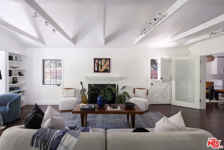 2425 Laurel Pass / Bypass, Los Angeles, California 90046