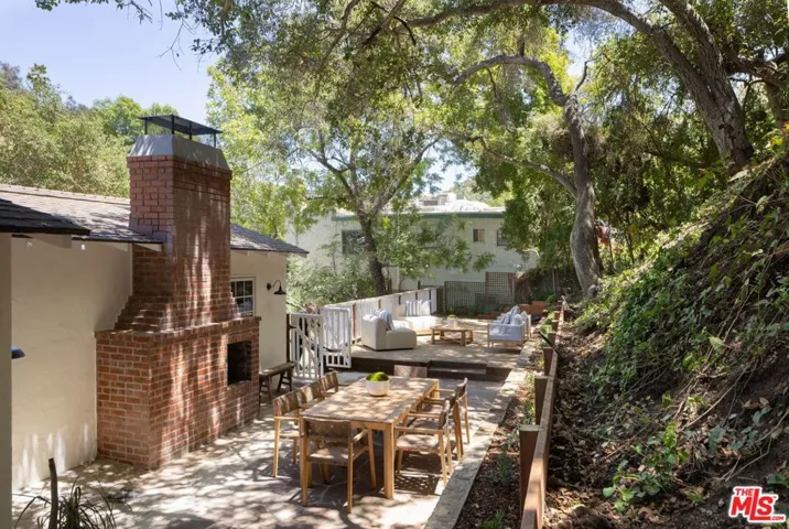 2425 Laurel Pass / Bypass, Los Angeles, California 90046