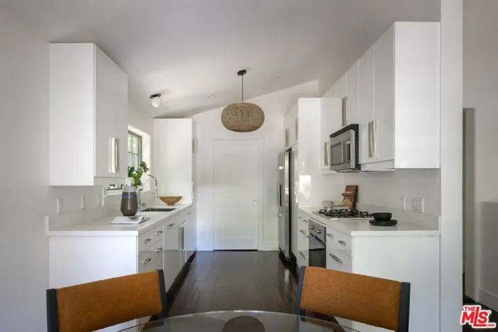 2425 Laurel Pass / Bypass, Los Angeles, California 90046